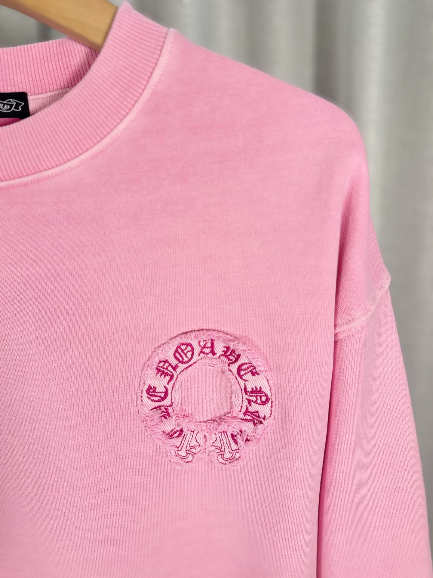 P260 top version, real shot without P, ​​different from market currency) 𝗖𝗵𝗿𝗼𝗺𝗲 𝗛𝗲𝗮𝗿𝘁𝘀/Cro Heart 2025 washed patch embroidery autumn and winter new original single counter American laser burnt 3D three-dimensional color embroidered couple casual sweatshirt 👑The highest version! Customized fabric 430g tripe terry fabric! American acid-washed and distressed original fabric laser burnt ✟appliqué embroidery and exquisite embroidery of letters! The best-selling model in the counter, very comfortable to wear. Accessories: original molded and authenticated collar label➕100% silk wash label. Genuine purchase-grade original hangtag➕matching hanging rope➕3D hanging beads➕original packaging bag. Craftsmanship: The original version has consistent wiring! The highest version of the armhole matching technique! Color: Pink Black Size: S M L XL Style No.: 9333